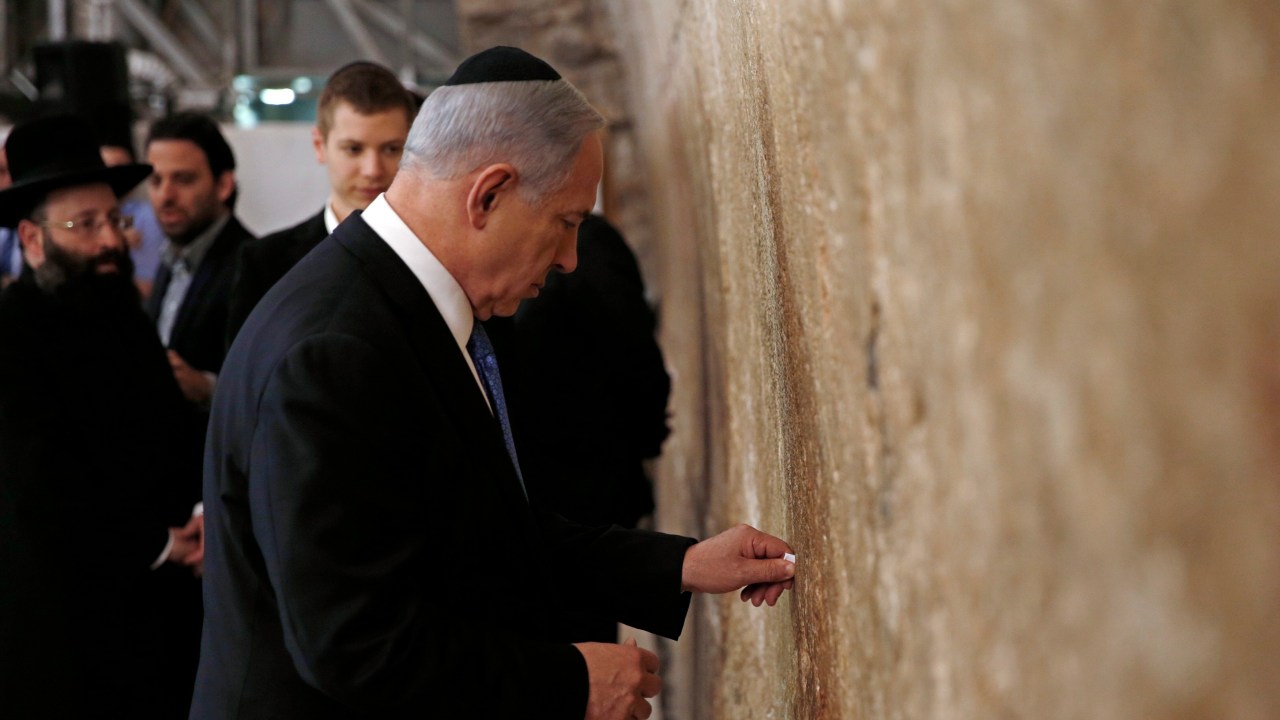 O premiê Benjamin Netanyahu visitou o Muro das Lamentações depois das eleições em Israel – 18/3/2015