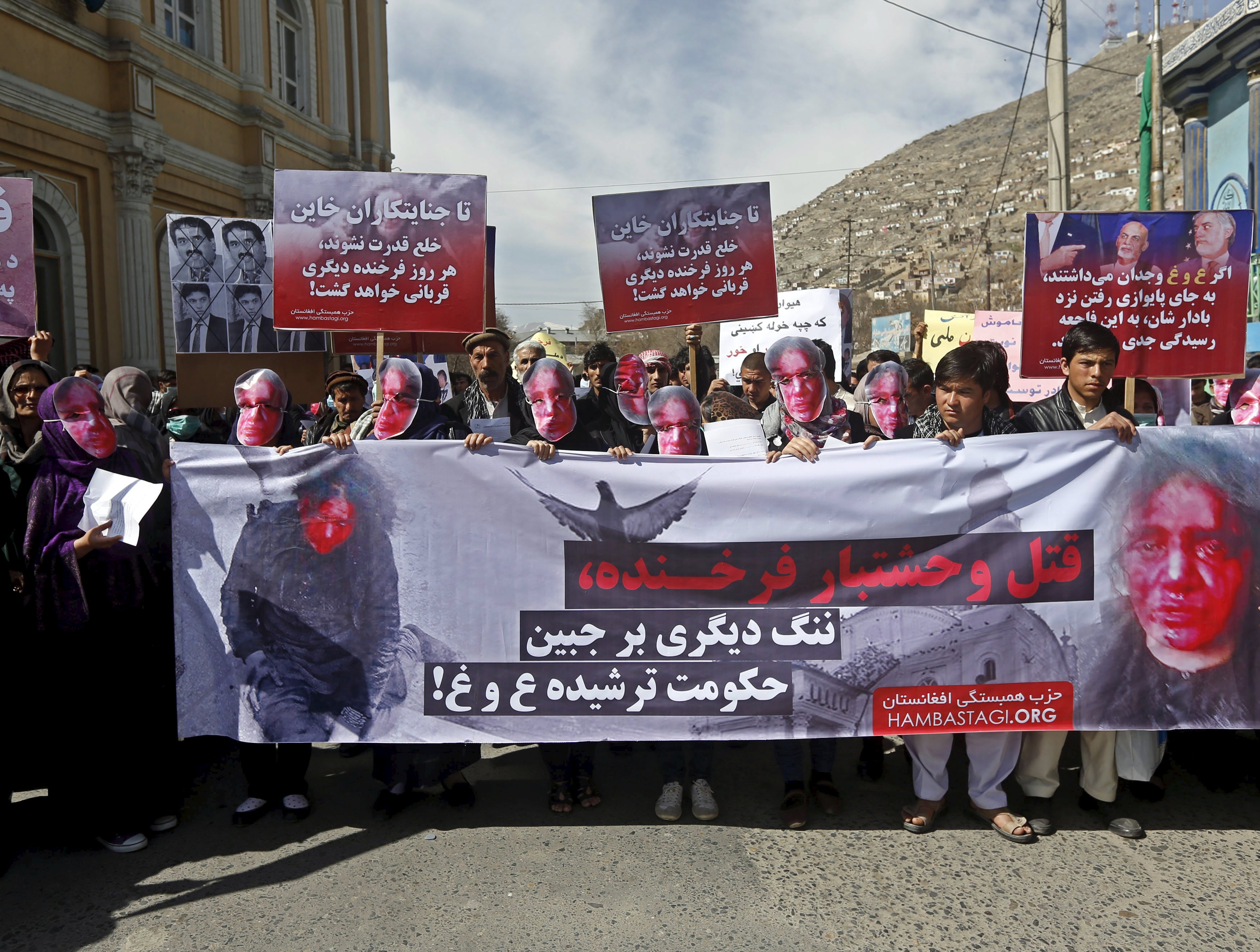 Membros do Partido Solidariedade usam máscaras durante protesto condenando a morte de uma mulher de 27 anos de idade linchada no centro de Cabul. “A morte brutal de Farkhunda é uma vergonha para o governo de unidade nacional”, diz o cartaz, politizando a questão