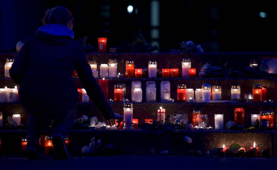 <p>Estudante coloca vela do lado de fora do colégio Josef-Koenig, em Haltern am See, na Alemanha. Grupo de dezesseis estudantes e dois professores do colégio estão entre os mortos na queda do avião da Germanwings</p>