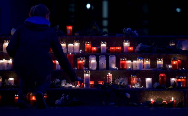 <p>Estudante coloca vela do lado de fora do colégio Josef-Koenig, em Haltern am See, na Alemanha. Grupo de dezesseis estudantes e dois professores do colégio estão entre os mortos na queda do avião da Germanwings</p> <p>Estudante coloca vela do lado de fora do colégio Josef-Koenig, em Haltern am See, na Alemanha. Grupo de dezesseis estudantes e dois professores do colégio estão entre os mortos na queda do avião da Germanwings</p>
