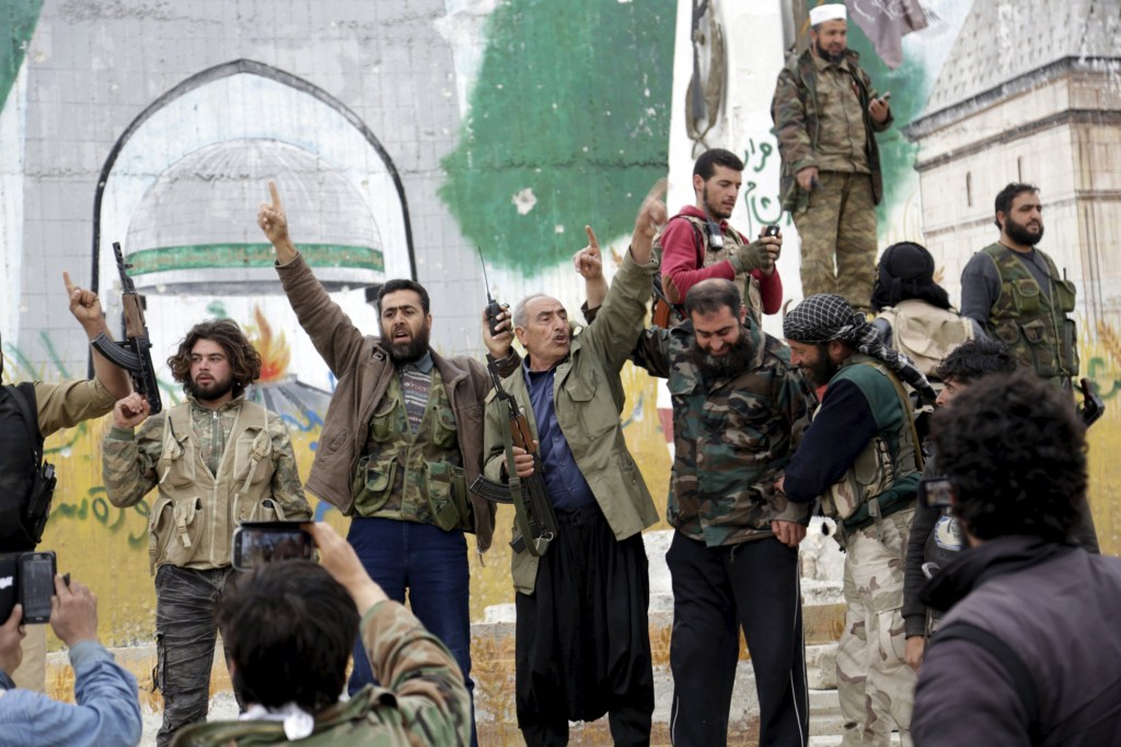 Rebeldes celebram tomada de Idlib, na Síria