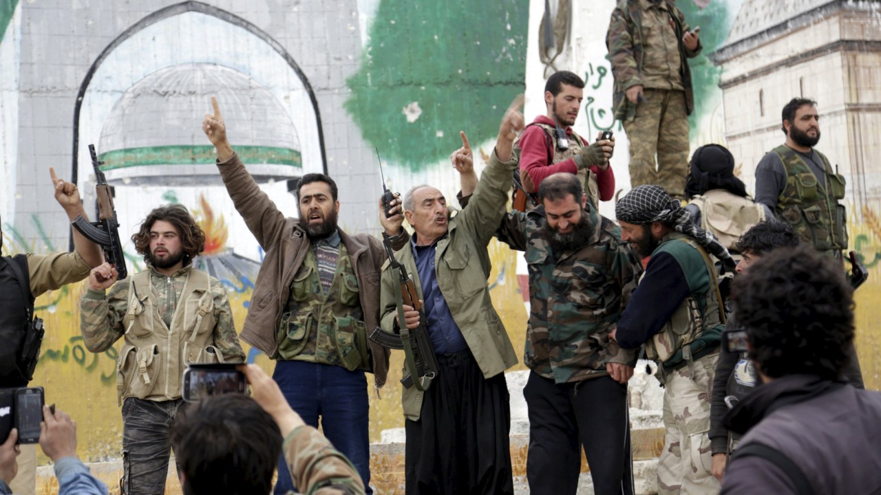 Rebeldes celebram tomada de Idlib, na Síria