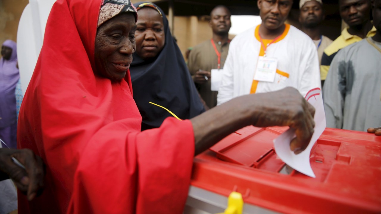 Mulher deposita voto em seção eleitoral em Daura, no noroeste da Nigéria – 28/03/2015