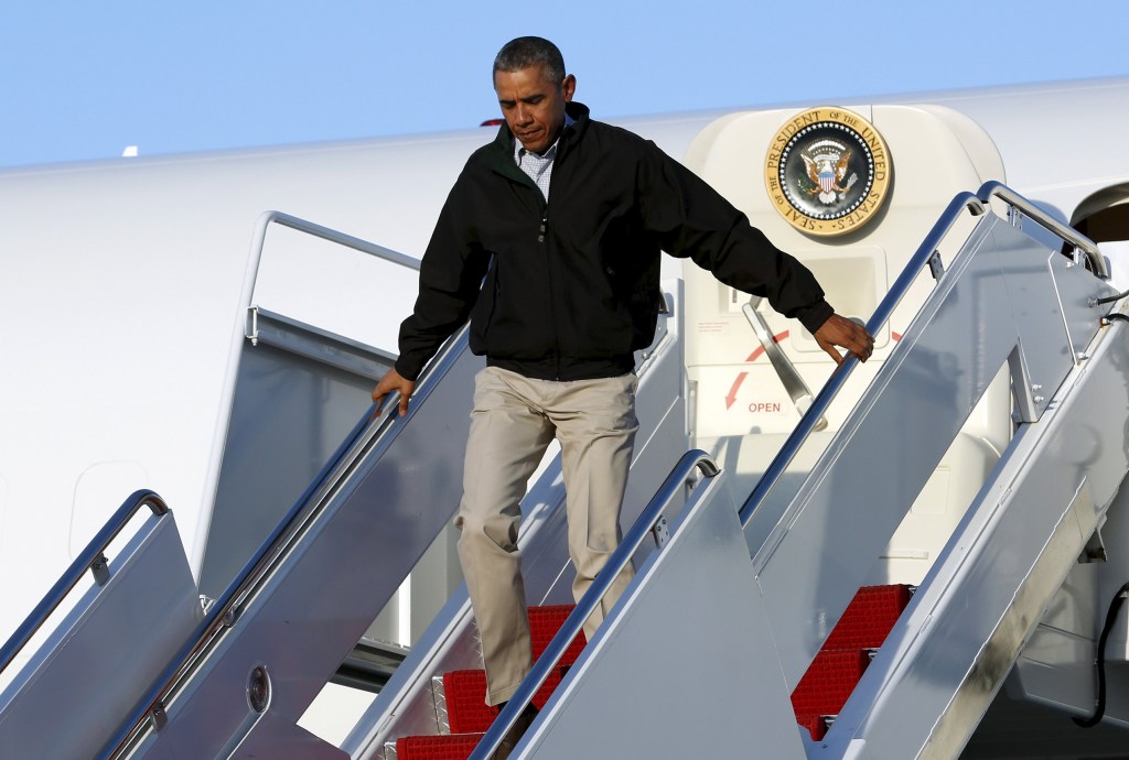 Barack Obama escorrega ao descer do Air Force One na chegada a Washington