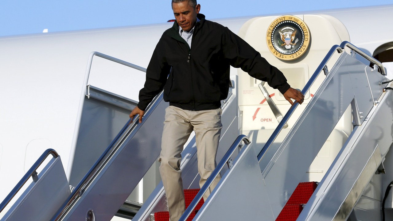Barack Obama escorrega ao descer do Air Force One na chegada a Washington
