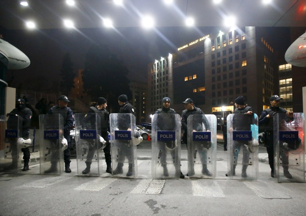 Polícia turca diante do Palácio da Justiça em Istambul, onde promotor foi mantido refém por grupo de extrema esquerda nesta terça-feira – 31-03-2015