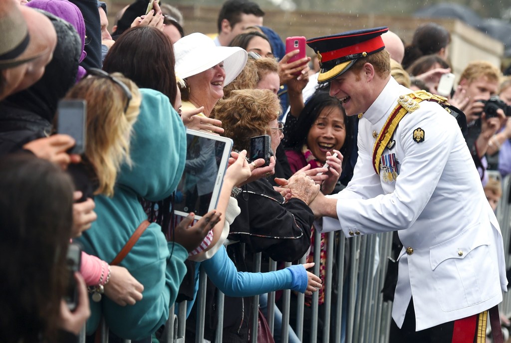 Príncipe Harry cumprimenta público depois de visitar o Memorial de Guerra Australiano