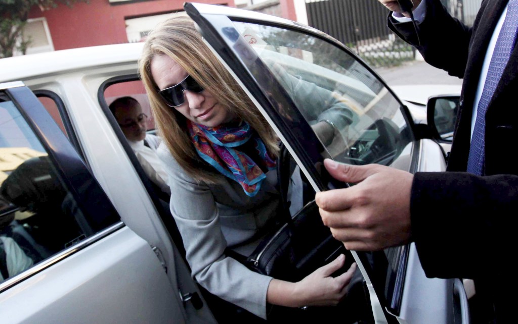 Natalia Compagnon, nora de Bachelet, chega para depor à promotoria chilena, em imagem de abril de 2015