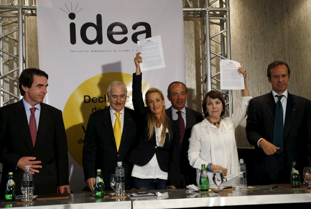 Lilian Tintori (terceira à dir.), esposa do líder opositor Leopoldo Lopez e Mitzy de Ledezma (segunda à dir.), esposa do ex-prefeito de Caracas Antonio Ledezma, seguram a declaração assinada