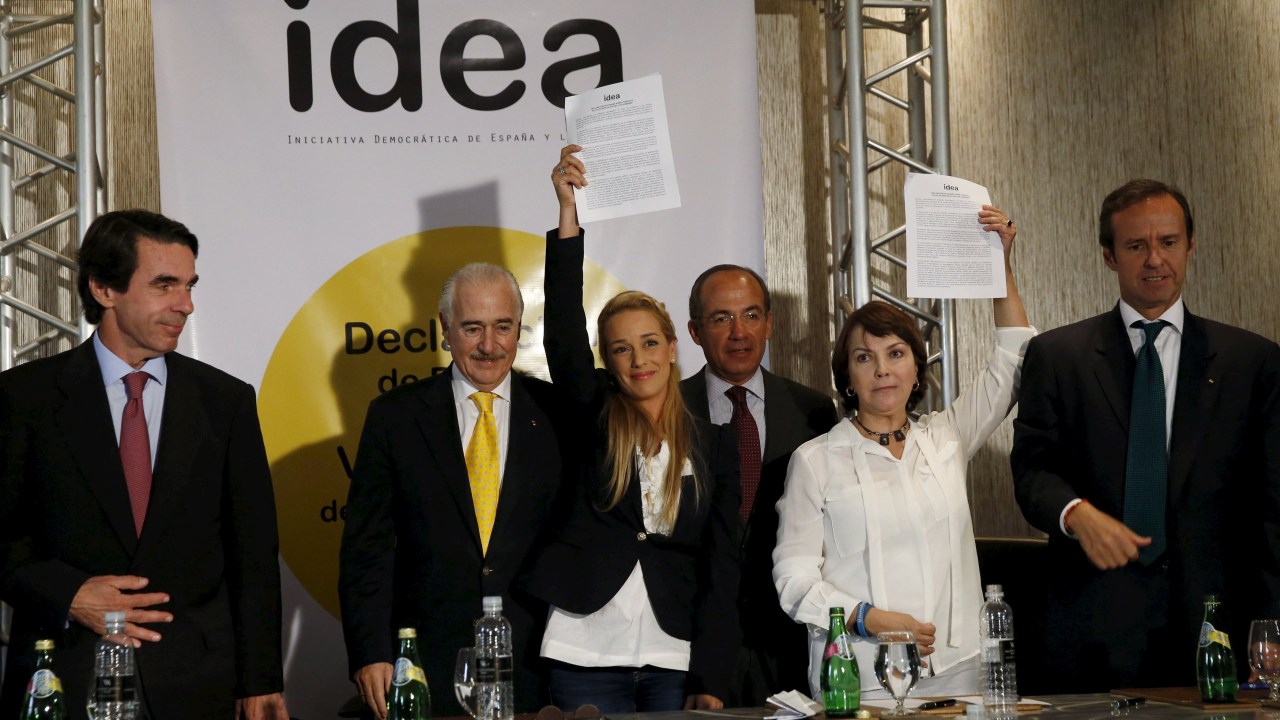 Lilian Tintori (terceira à dir.), esposa do líder opositor Leopoldo Lopez e Mitzy de Ledezma (segunda à dir.), esposa do ex-prefeito de Caracas Antonio Ledezma, seguram a declaração assinada
