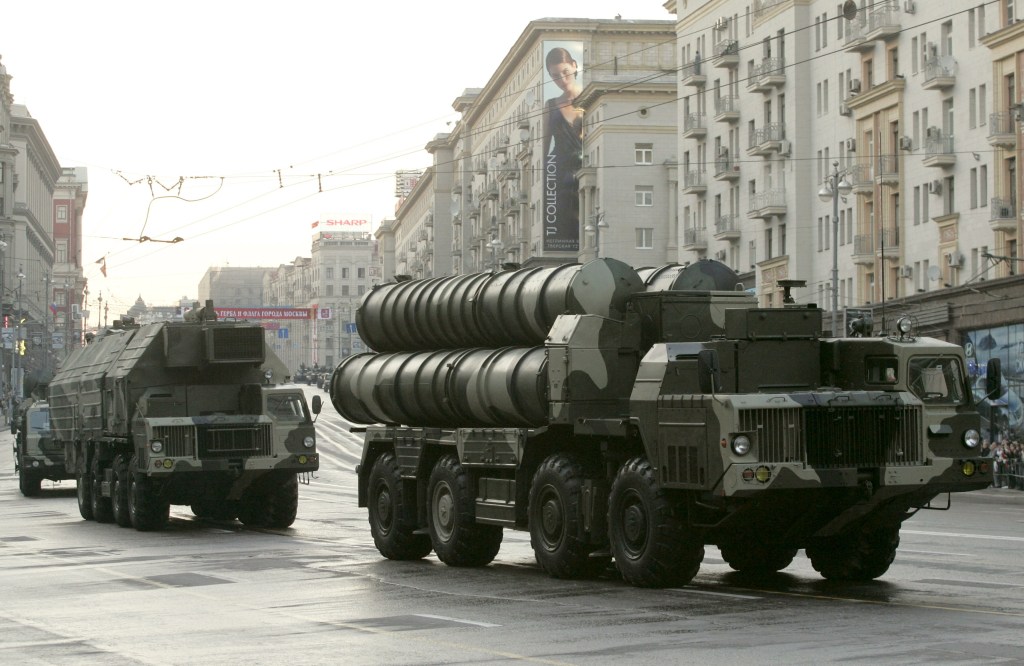 Sistema de mísseis russos S-300 é transportado durante ensaio para parada militar em Moscou em maio de 2009