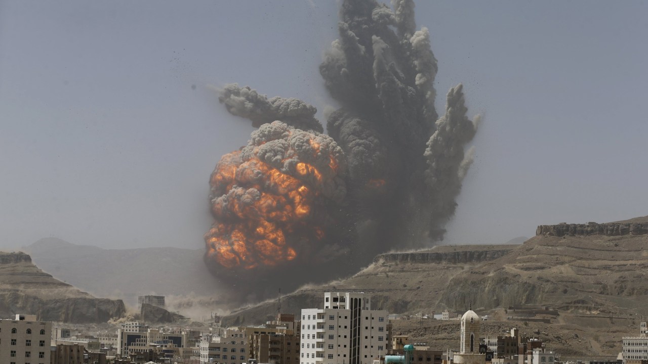 Explosão após ataque aéreo a um depósito de armas em Sanaa, Iêmen