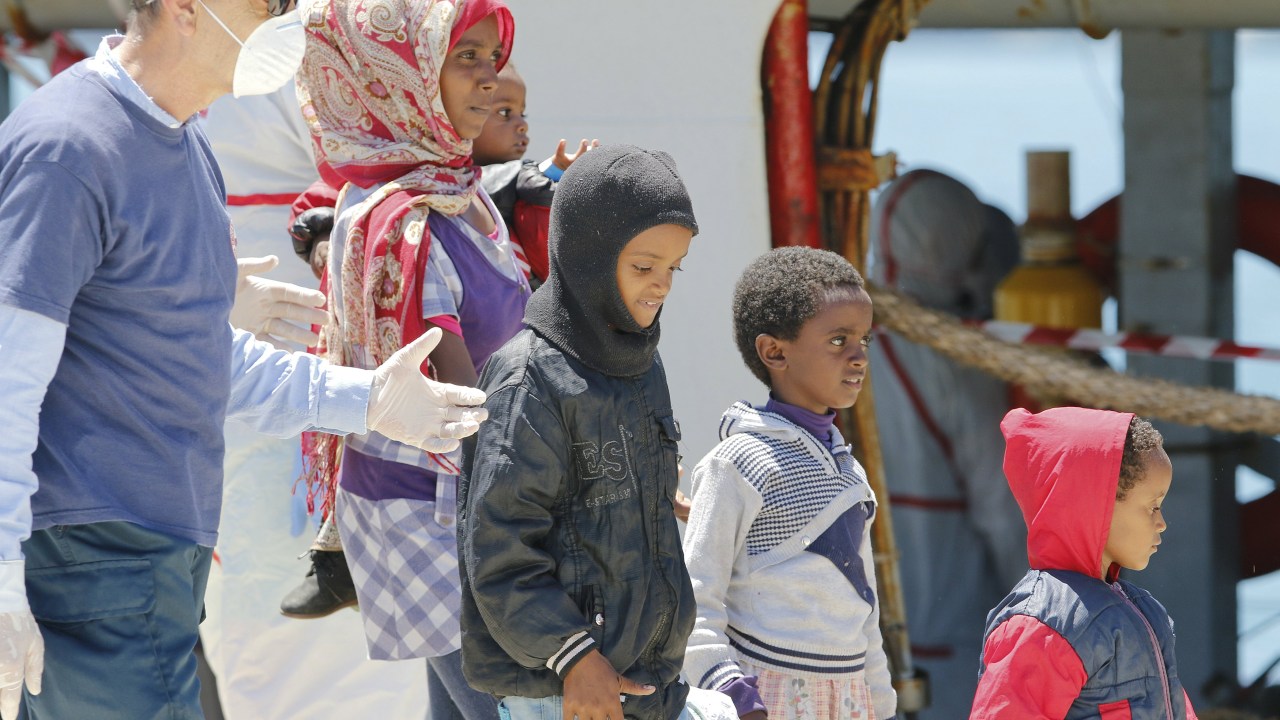 Imigrantes desembarcam de navio italiano na região da Sicília – 04/05/2015