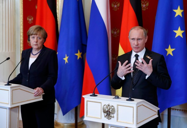 O presidente russo Vladimir Putin e a chanceler Angela Merkel em uma coletiva de imprensa em Moscou
