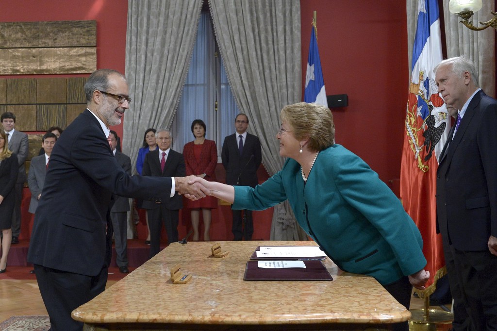 A presidente Michelle Bachelet cumprimenta seu novo ministra da Fazenda, Rodrigo Valdés