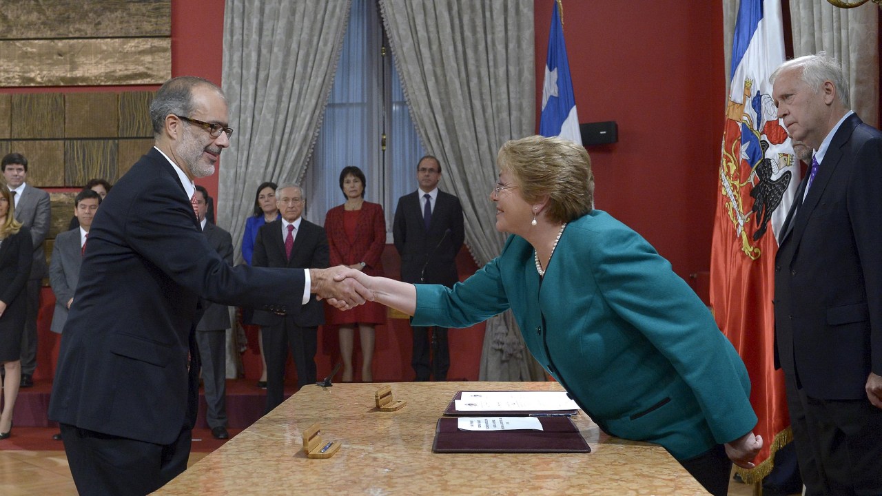 A presidente Michelle Bachelet cumprimenta seu novo ministra da Fazenda, Rodrigo Valdés