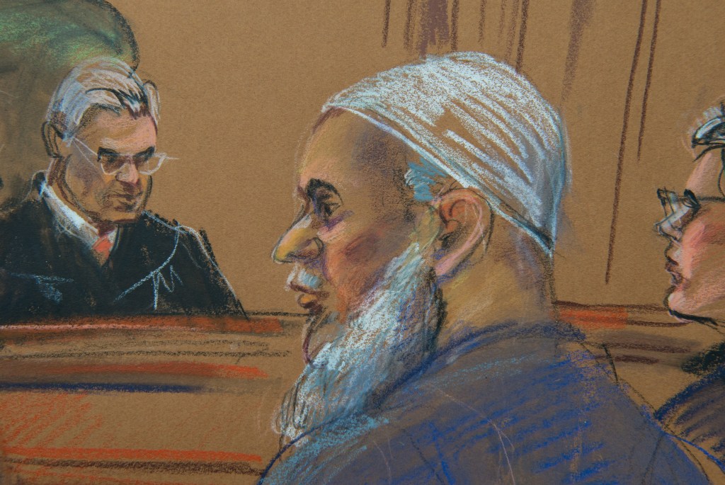 Ilustração mostra Khalid al-Fawwaz, de 52 anos, durante leitura da sentença em uma corte federal de Nova York que o condenou à prisão perpétua por ligação com o terrorismo