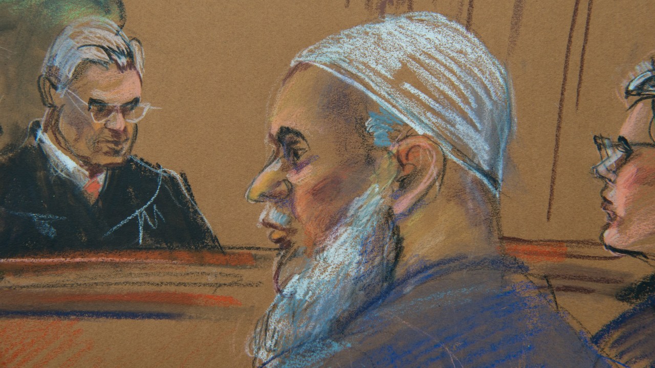 Ilustração mostra Khalid al-Fawwaz, de 52 anos, durante leitura da sentença em uma corte federal de Nova York que o condenou à prisão perpétua por ligação com o terrorismo