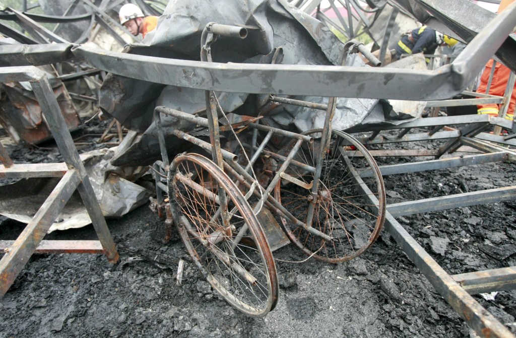 Cadeira de rodas queimada em asilo que pegou fono na China