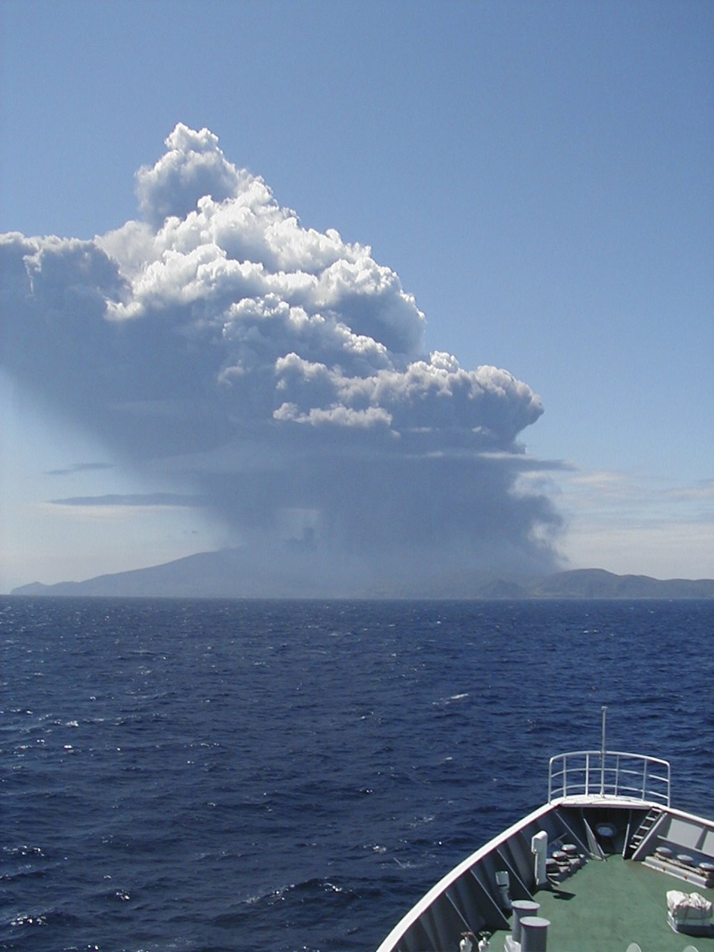 Imagem da Guarda Costeira do Japão mostra fumaça do vulcão Shindake