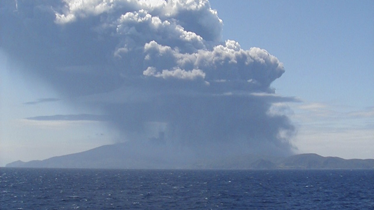 Imagem da Guarda Costeira do Japão mostra fumaça do vulcão Shindake