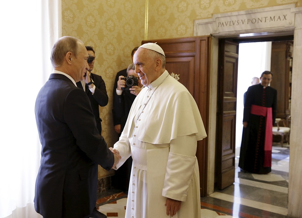 Vladimir Putin se encontrou com o papa Francisco na quarta-feira (10) no Vaticano