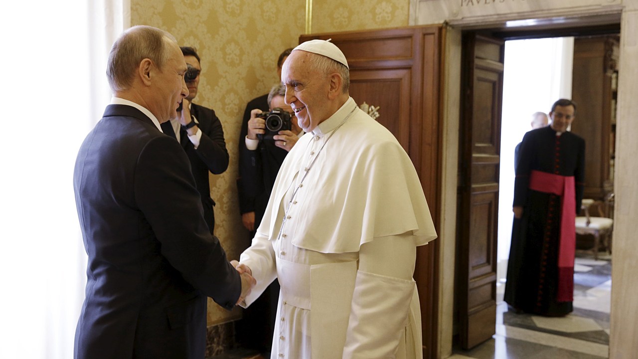 Vladimir Putin se encontrou com o papa Francisco na quarta-feira (10) no Vaticano