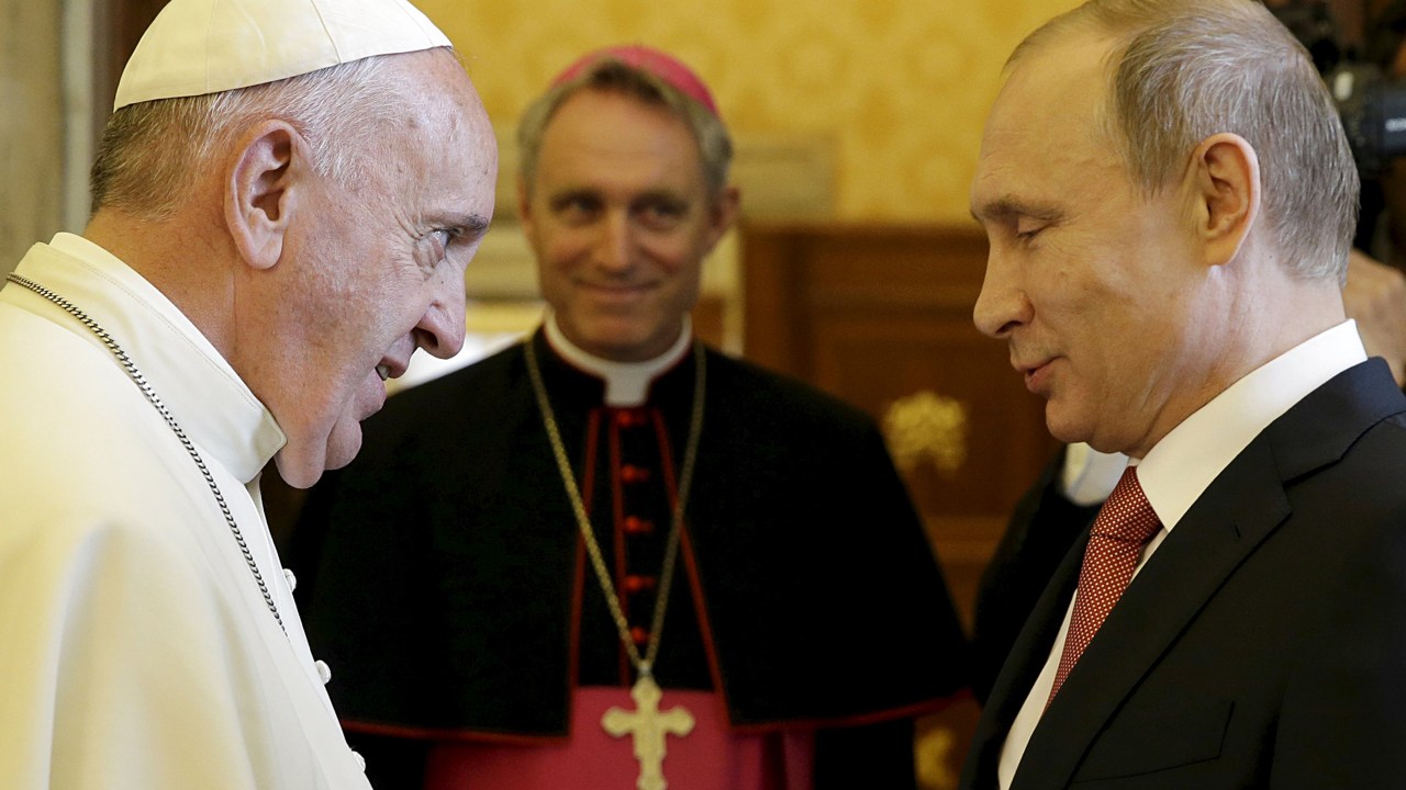 O presidente russo Vladimir Putin se encontrou com o papa Francisco no Vaticano