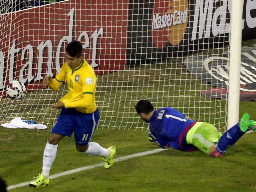  Roberto Firmino marca seu gol - Partida entre Brasil e Venezuela, válida pela última rodada do Grupo C da Copa América de Futebol 2015, realizada no estádio Monumental David Arellano, na cidade de Santiago, no Chile, neste domingo (21)