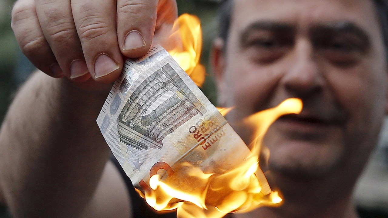 Gregos queimam dinheiro em protesto à restrição de saques nos caixas eletrônicos a 60 euros diários por pessoa