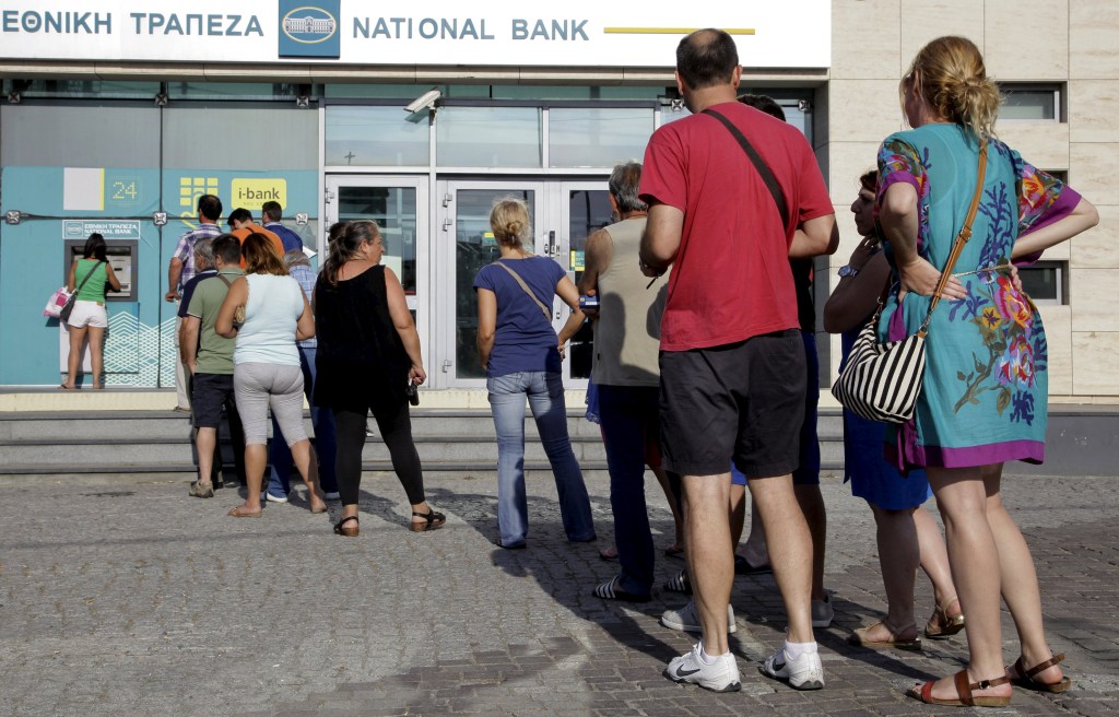 Gregos fazem fila para sacar dinheiro antes do início do regime de controle de capitais