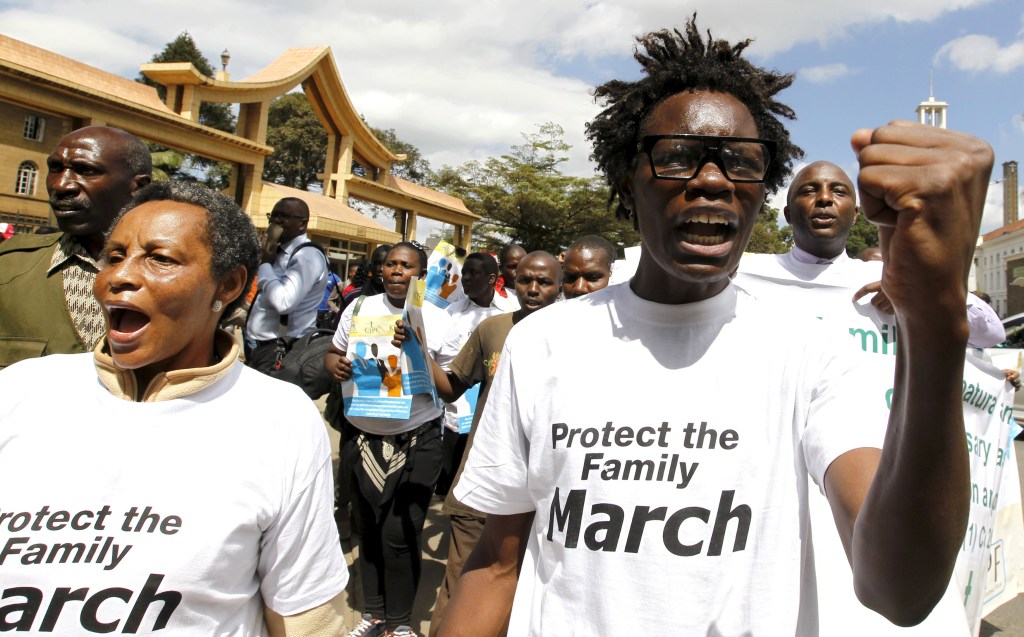 Manifestantes protestam contra a união homoafetiva em Nairóbi, capital do Quênia.