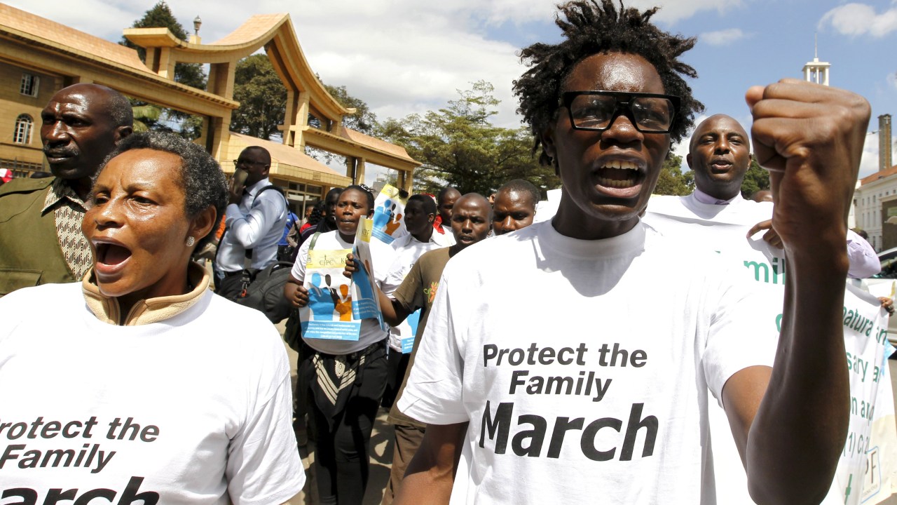 Manifestantes protestam contra a união homoafetiva em Nairóbi, capital do Quênia.