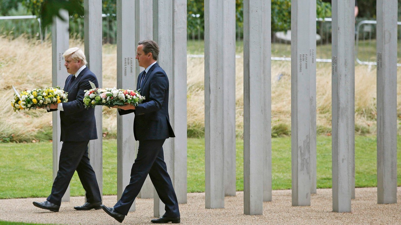 O primeiro-ministro, David Cameron, e o prefeito de Londres, Boris Johnson, participam de homenagem no Hyde Park, em Londres