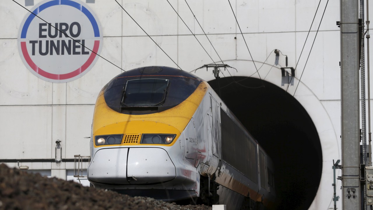 Um trem de alta velocidade passa pelo túnel do Canal da Mancha, em Coquelles, próxima a Calais