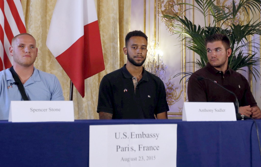 Spencer Stone, Anthony Sadler e Alek Skarlatos compareceram a uma cerimônia na casa da embaixadora americana na França, Jane Hartley, no último domingo (23)