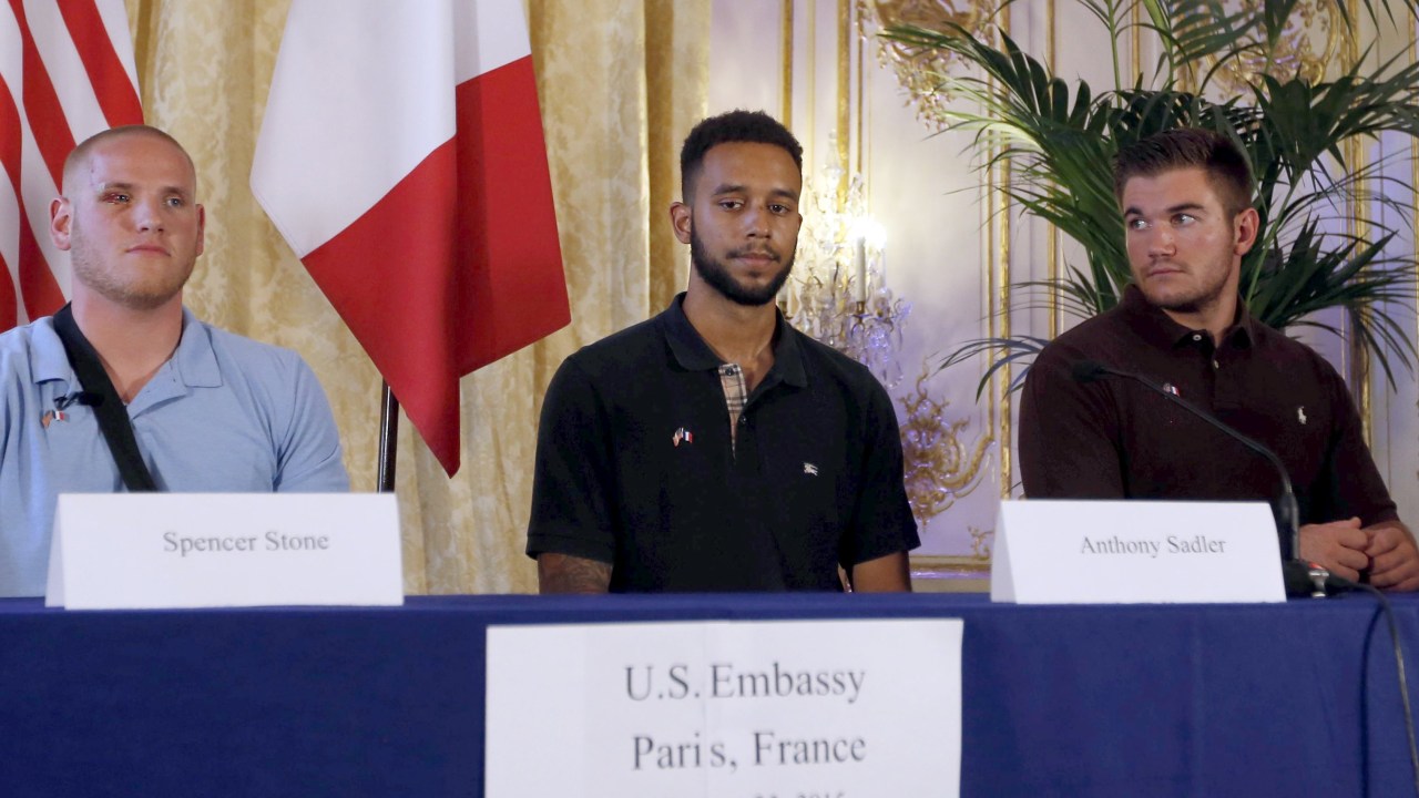Spencer Stone, Anthony Sadler e Alek Skarlatos compareceram a uma cerimônia na casa da embaixadora americana na França, Jane Hartley, no último domingo (23)