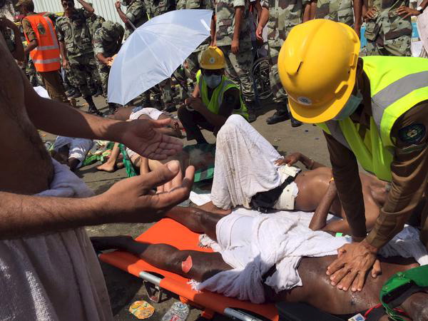 Equipes de resgate socorrem as vítimas do tumulto que provocou a morte de centenas de pessoas em Meca