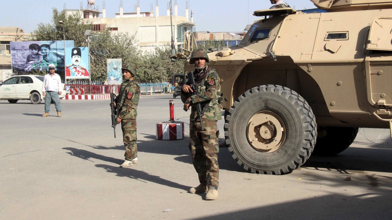 Soldados afegãos durante batalha com Talibã na cidade de Kunduz