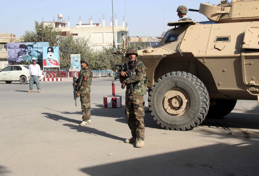 Soldados afegãos durante batalha com Talibã na cidade de Kunduz