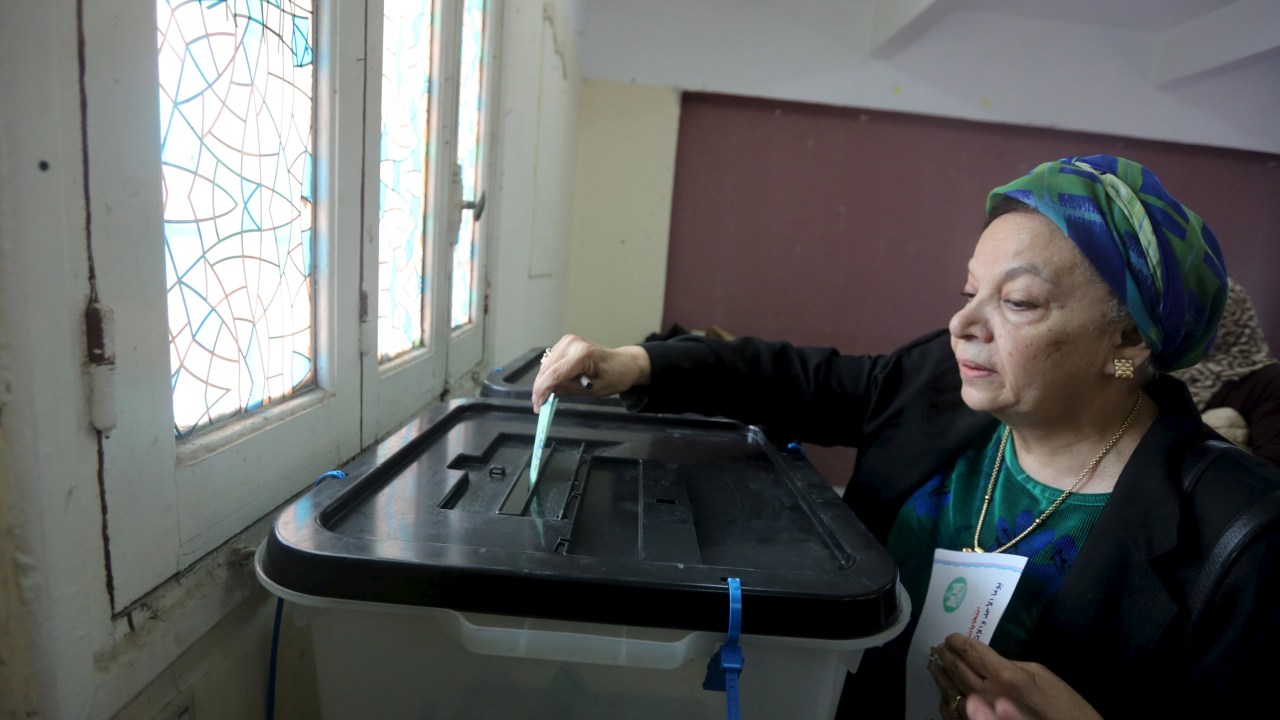 Egípcia deposita voto em Gizé, perto do Cairo, nas eleições parlamentares deste domingo