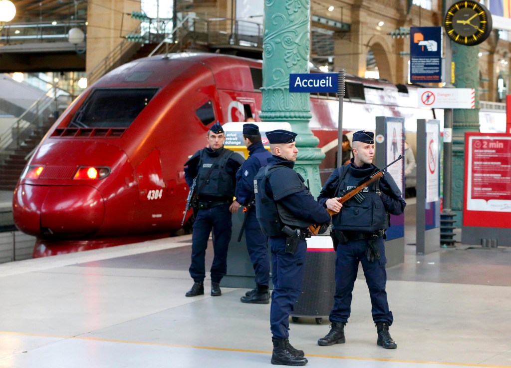 Soldados belgas reforçam segurança em estação central de Bruxelas