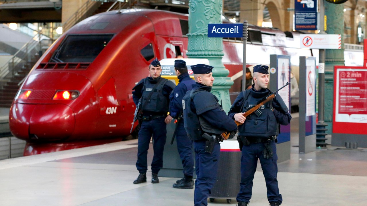 Policiais patrulham plataforma de trem Thalys, em Gare du Nord, Paris