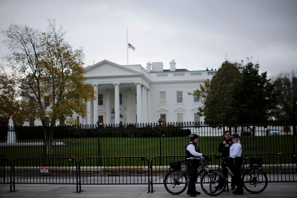 Casa Branca emite alerta antiterrorismo para cidadãos americanos, pedindo cautela durante viagens de final de ano