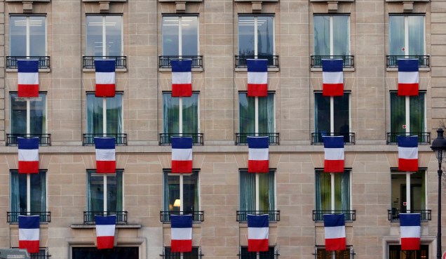 Bandeiras da França em janelas de prédio próximo ao monumento Les Invalides, em Paris, onde ocorreu uma homenagem às vítimas dos atentados de 13 de novembro