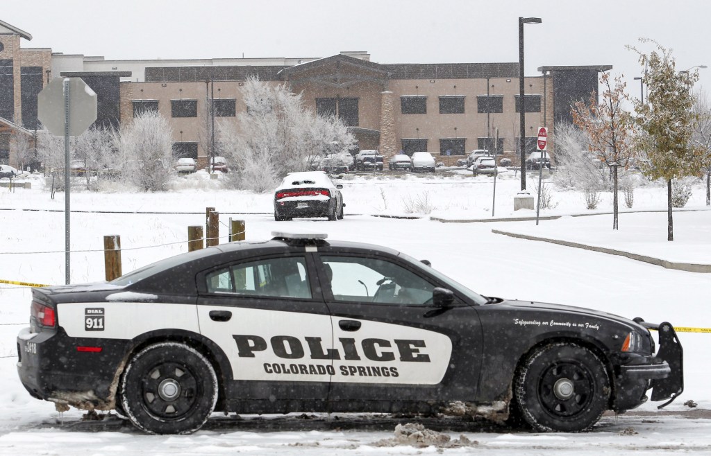 Carro policial bloqueia a entrada de clínica de planejamento familiar no Colorado, Estados Unidos, onde homem armado deixou três mortos