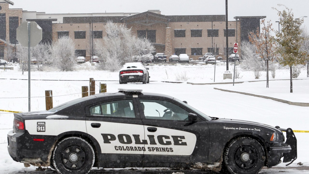 Carro policial bloqueia a entrada de clínica de planejamento familiar no Colorado, Estados Unidos, onde homem armado deixou três mortos