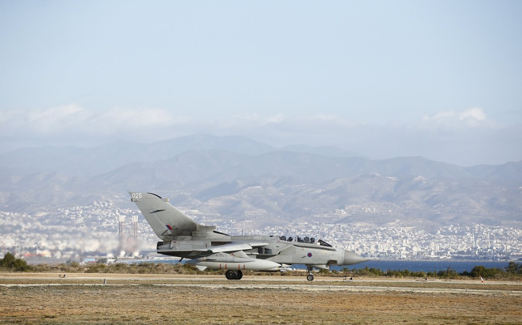 O caça Tornado, da Grã-Bretanha, que saiu do Chipre para a Síria no primeiro ataque aéreo dos britânicos contra o país