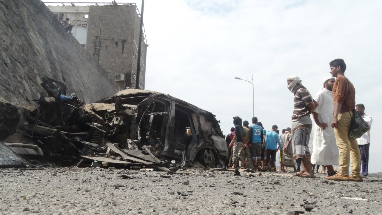 Pessoas observam local onde um carro-bomba matou um governador no Iêmen e outras cinco pessoas de sua comitiva