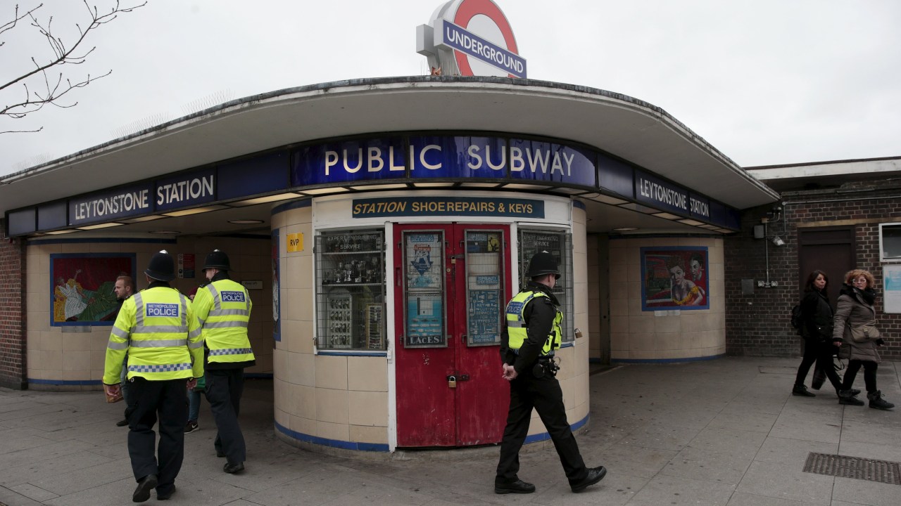 Policial na estação de metrô Leytonstone, em Londres, um dia após homem esfaquear três pessoas